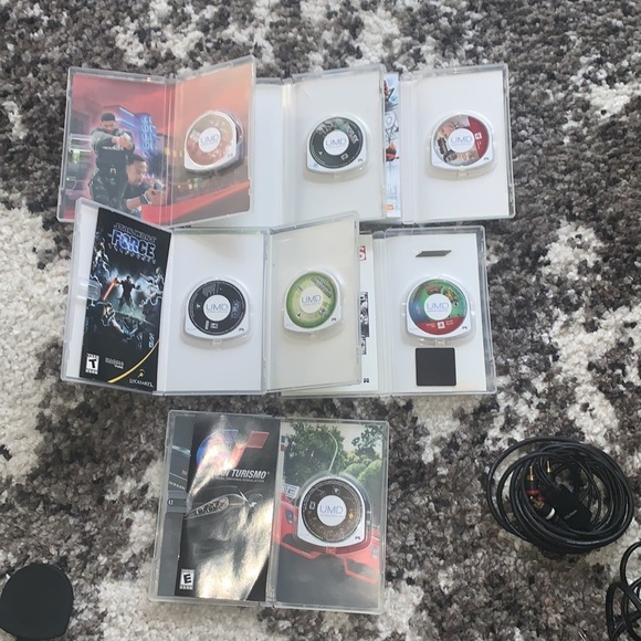 PSP Bundle with 7 games + case and extra disc holder and TV cables - Picture 3 of 7